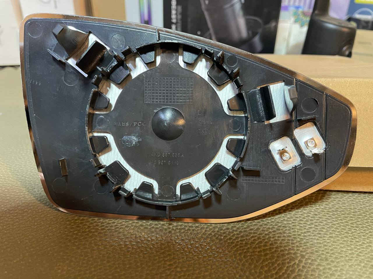 جماعة الاودي هذا مصباح خلفي ايمن  (Tail Light)  أودي Q7. 
متوافق مع طرازات أودي Q7 من 2016 إلى 2020+. ومرايا جانبية 
وقطعتين و قطع دعامية امامية المصد الأمامي السفلي المصد الأمامي بديل لأودي Q7 2007 2008 2009 4L0807681 4L0807682
