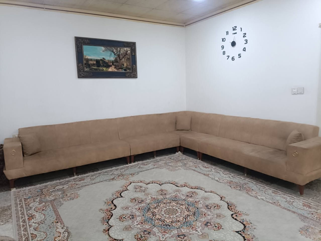 قەنەفە بۆ فرۆشتن تاقمێکی میوان 10 نەفەری و ئێڵێکی 10 نەفەری
*********** سلێمانی
