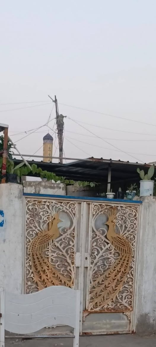 بيت تجاوز للبيع العنوان حي العسكري قرب مدرسه الفرات ركن على الشارع البيت كله عكاده مامعوض السعر 17 وبيه مجال التواصل على هذه الرقم ***********
