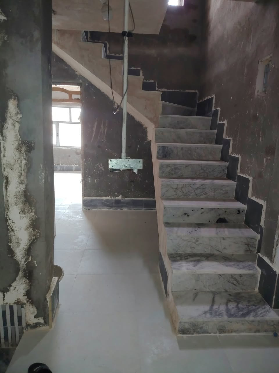 سلام عليكم بيت للبيع في حي الغدير الثانيه قرب المدارس الصينيه المساحه ١٠٠ متر طولاني طابقين. الطابق الثاني محتاج بس تبياض وكهرباء. السعر ١٤٠ مليون للاستفسار الاتصال على الرقم ***********
