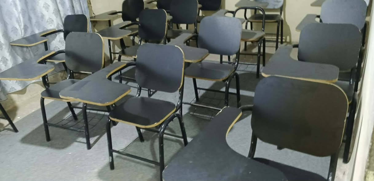 استولات جامعية نظافه ٩٥ ٪
عدد ٣٣ واحد
سعر الواحد ب ٢٠ الف... الحديد أكثر من ٢ملم

العنوان.. كربلاء
***********
