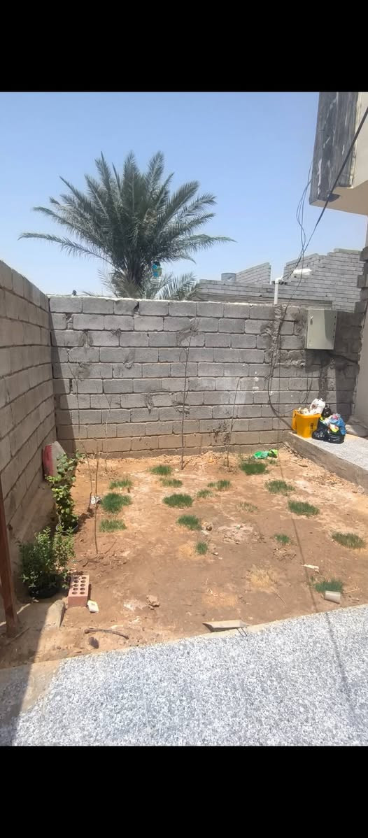 بيت للبيع الموقع ديالى بعقوبة بين حي المعلمين والكاطون خلف الشارع السايدين بثلاث افرع
طابو صرف سكني المساحة ٢١٨ متر الواجهة ١١،٥ بناء حديث قاط واحد استقبال و صالة وممر موزع على طول البيت و مطبخ وغرفتين نوم وحمام وصحيات و ترك كبير
الفرع ١٢ متر السعر ١٤٠  مليون وبي مجال تحويل مباشر
الكاونتر ومنظومة الكاميرات تبقى ويه البيت
للاستفسار ***********
