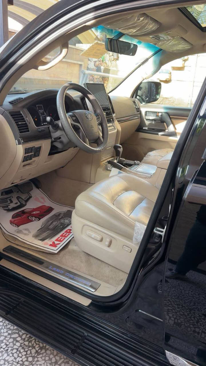 سلام عليكم لاندكروز 2019 بريم اصل v6فول 1/1ماشيه 95جديده مكفوله من صبغ وتبديل فقط بارد قليل  مغلفه ppfبالكامل بسمي تحويل ثاني عنواني بغداد *********** بغداد, العراق

