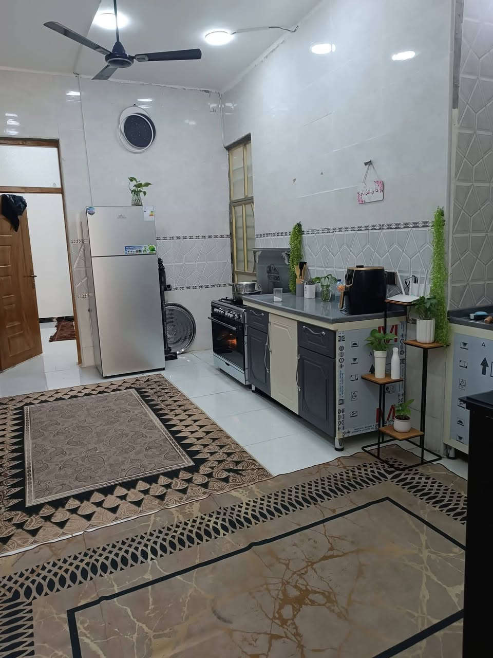 بيت تجاوز بحي البساتين أوحي السلام الدخله مالتة من جامع المرتضى أول فرع على اليسار طابق اونص الطابق الثاني سندويج ضد الحريق طرمه.استقبال حولي غرفه نوم جوة اوغرفه فوك+سطح ***********
