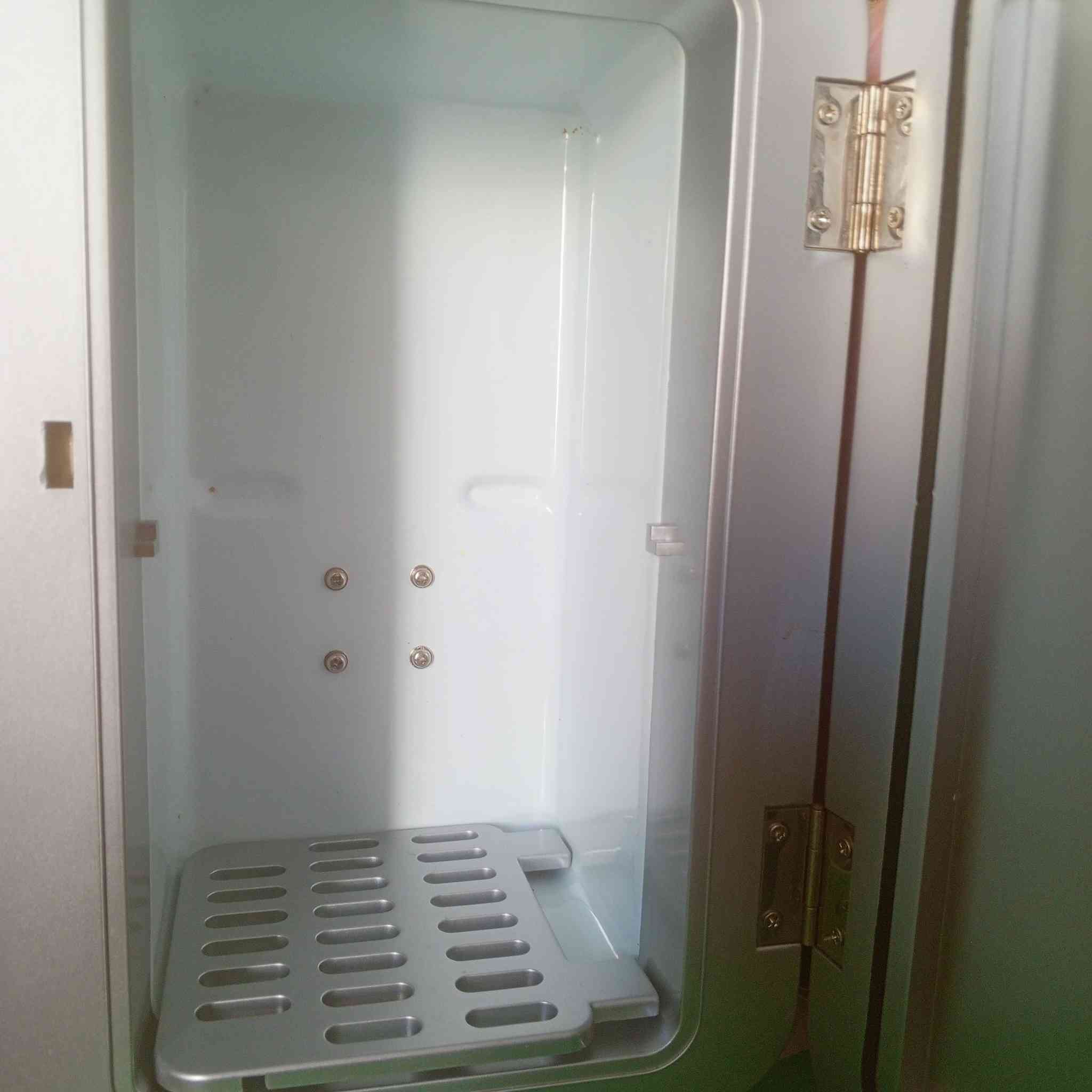 ثلاجه حجم صغير مناسبة لتبريد المشروبات، الوجبات الخفيفة، أو مستحضرات التجميل.
 لا تشغل مساحة كبيرة، مما يجعلها مثالية للمكتب، السيارة، أو غرف النوم.
القطعه (٢٥ )


**إذا كنت صاحب هذا الإعلان وتريد حذفه لأي سبب، رجاءا أرسل رسالة إلى الدعم الفني**