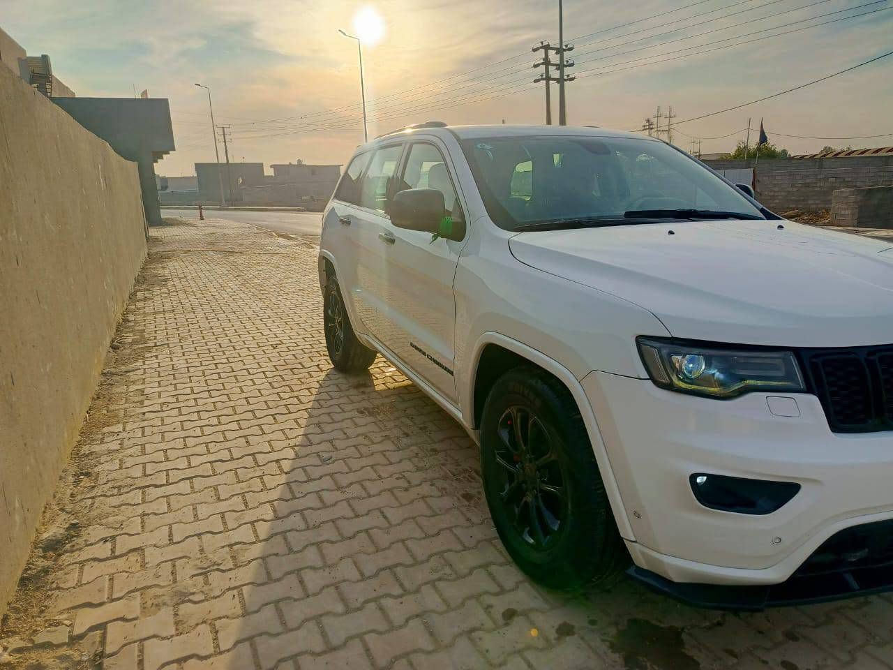 1 محرك 6 سلندر حجم 3600
2 بانورما سقف 
3 ماوس تحكم اربع وضعيات قيادة ثلجي رملي طيني صخري 
4 گير طيارة 8 نمر وضعية قيادة عادي و اوتماتيك وضعيه القيادة الرياضيه s
5 دفع رباعي 4*4
6 تشغيل واطفاء عن بعد 
9 نظام ايكو لتقيل الصرف 
10 صندوگ كهربائي 
11 شاشة كبيرة تحكم بجميع اعدادات السيارة 
12 تبريد قطعتين خلفي و امامي 
13 حساسات امامي وخلفي كامرة دوار 
14 ماشيه 200 km
15 داخل السيارة قرميدي 
16 السيارة بأسمي رقم بغداد مكان بغداد
17 السعر 170 للاستفسار ***********
