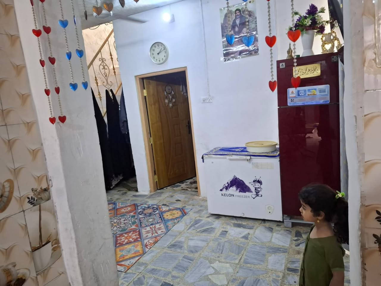 ........يالله.......
من رخصت المدير المحترم
يوجد جميع العقارات والقطع والاراضي السكنيه 
بيت مساحه 105 مربع طابقين
الطابق الاول غرفه نوم +صاله+استقبال+صحيات+مساحه بيت
الطابق الثاني+غرفتين+صاله+صحيات
البيت مرتب خير من الله قريب عل التبليط يوجد كافة الخدمات المكان شارع المطار شارع اسواق فدك
رقم الهاتف+ واتساب ***********
