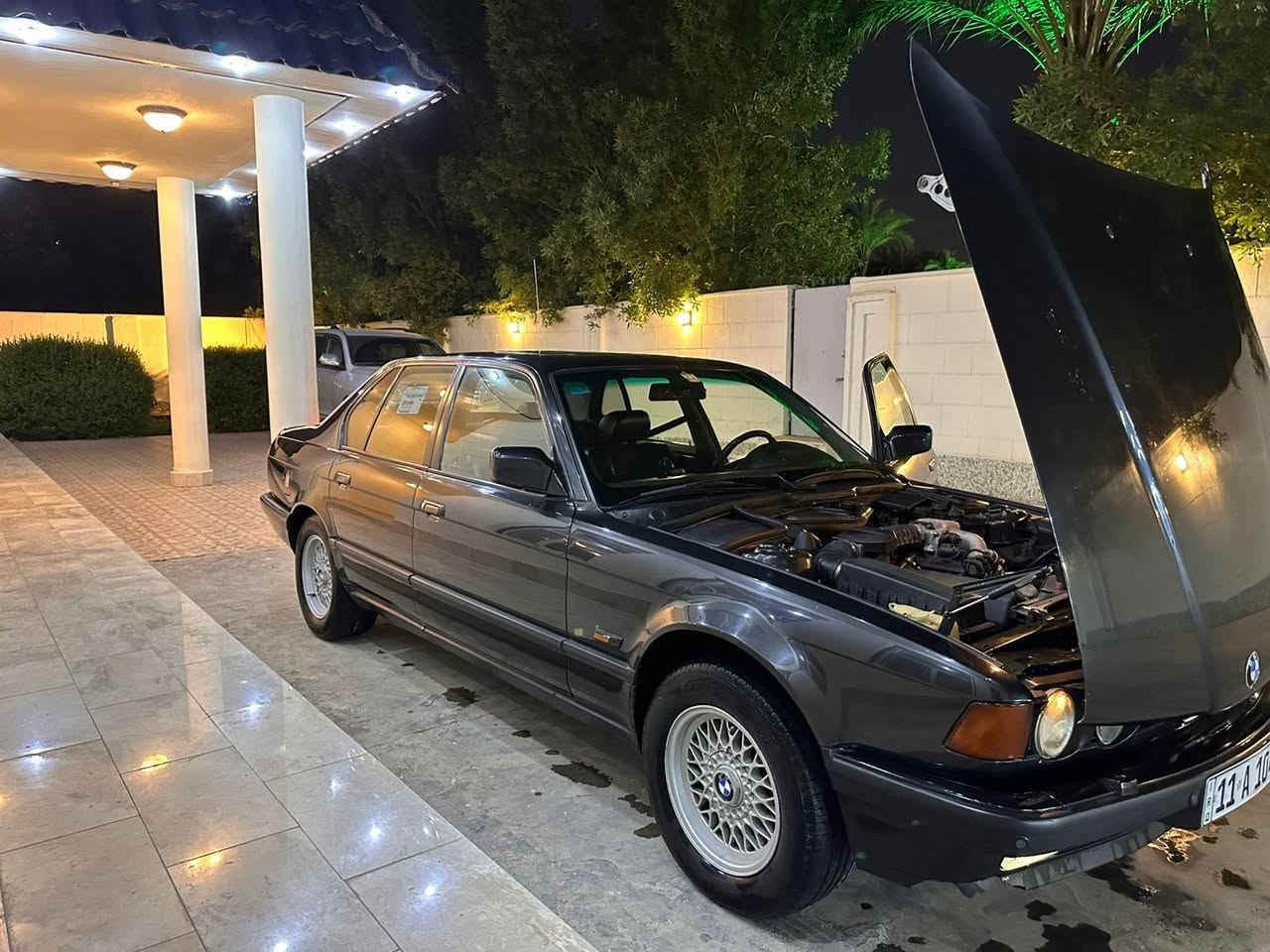 السلام عليكم   للبيع
BMW
موديل 1993 حجمها 730 
السيارة بلادية
مكفولة كفالة عامة من الصبغ كشرها نضيف حيل 
السيارة فول مواصفات 

حساسات امامي خلفي 

كشنات جلد و كهرباء السائق و 
الراكب و خزن ميموري 

فتحة سقف

جام اوتو

بردة خلفية بلادية 

مثبت سرعة شغال 

تبريد ثلج 

كهربائياتها بلادية 

تخم تاير جديد 

صدر جديد 

ترايها وين متريد 
العنوان بغداد 
سعرها 92 ورقة وبيها مجال للاستفسار 
***********
