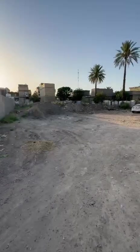 السلام عليكم 
قطعة بنزال سليم قرب الحسينية 
المساحة 1228 
مناصفة نص ملك ونص وقف 
واجهة القطعة 27
نزال 40 
علماً القطعه استثمارية ترهم قطع وترهم مزرعة 
التفاصيل داخل الفيديو 
السعر والاستفسار الاتصال على الرقم ***********
