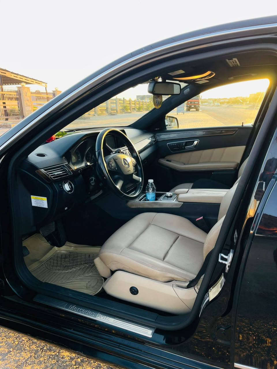 مرسيدس E 350  وارد امريكي فول مواصفات 1/1  موديل 2010  جاهزة وكلشي بيها جديد لوك  ماشية ،57 الف غقط  سعرها 185 ورقة مكانها ألنجف الاشرف وايضآ اذا يحصل مراوس بسياره عاليه وكلشي بحسابه 
للتواصل ***********
