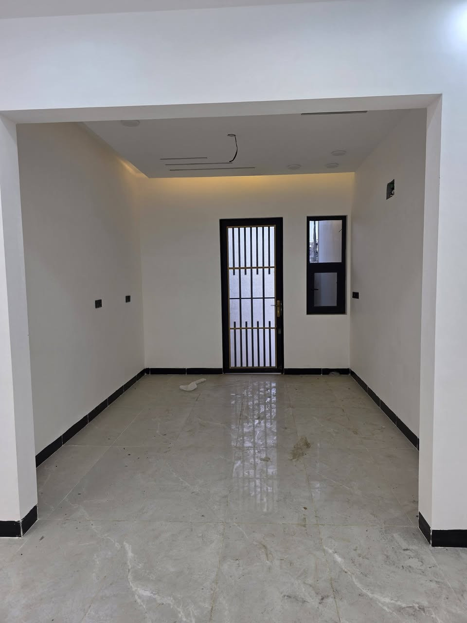 داران للبيع في حي المشراق خلف مأكولات طماطة المساحة 100 م الابعاد 5 × 20 م طابقين بناء حديث زيرو 4 غرف نوم مطبخ هول مشتمالات الاتجاة شروق تام  . 
عقارات الصفوة  حي المصارف قرب جامع سعدي مهدي
***********
***********
