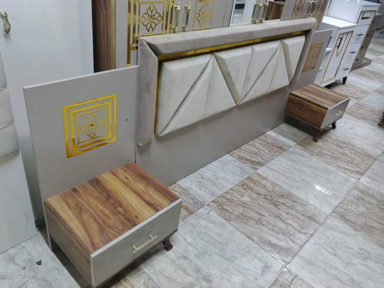 غرفه نوم ٥ قطعه كلش نظيف كل عيب ما بيها سعر ٤٢٥ بيها مجال شراي تعال خاص عنوان كركوك
العنده غراض للبيع راسلوني *********** او اتصال ع رقم
