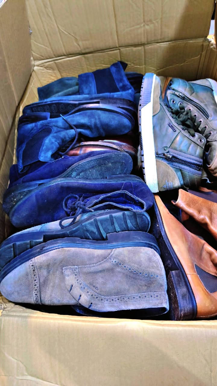 بوت رجالي سعر كرتون 75 ألف ٣٣ قطعه بي يعني قطعه ٢٠٠٠ دينار آخر ٤ كراتين للاستفسار وتساب ***********
