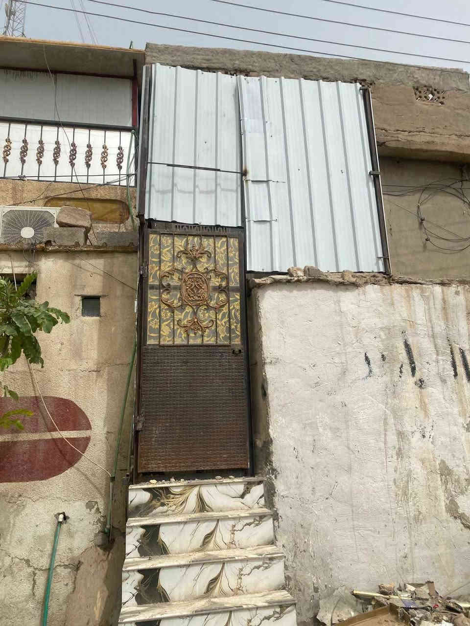 شقة طابق ثاني معزولة درج مستقل للايجار في جمعية إسكان الموانئ على الشارع العام المقابل لمستشفى الثقلين  خدمات كاملة تتكون من صالة ضيوف ومطبخ مفتوح على صالة العائلة وغرفة ومجموعة صحية مع سطح داخلي الشقة جاهزة السعر ٤٠٠ الف شامل اجور الماء والكهرباء للاتصال واتساب *********** البصرة, العراق
