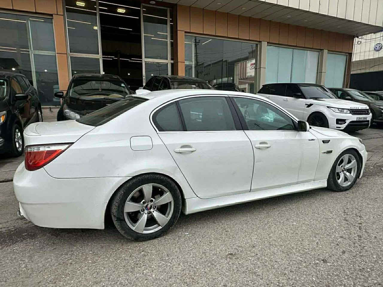 السلام عليكم 
 BMW 530i E60 موديل 2007
وارد خليجي رقم اربيل محرك 3000 n52 المرغوب 
كامل مواصفات تبريد سلايد شغال تحكم ستيرن شغال كروز سرعة سيدي جنجر مري قلاب خزن ميموري 3 بردات والبردة الخلفية كهرباء شغالة السيارة اصل حساسات بس شاديلهه كت رياضي الدعاميات بدون حساس ويل كب وتخم تاير جدد الگير والمحرك جدد ترايك وين ماتريد السيارة مدامة بالكامل من الالف للياء بلكات نوزلات منظومة ماء تبريد ثلج حدادية كاملة مبدلة الجاملغ عكس السايق مبدل نفس اللون بدون ايرباك ولادواخل واكو قطع بيهه صبغ اثر طخات بسيطة تجي تفحص سونار ونخليك على راسنا 
السعر 115 ورقة.
رقم صاحب السيارة *********** بسام
مكان السيارة بغداد البلديات.
