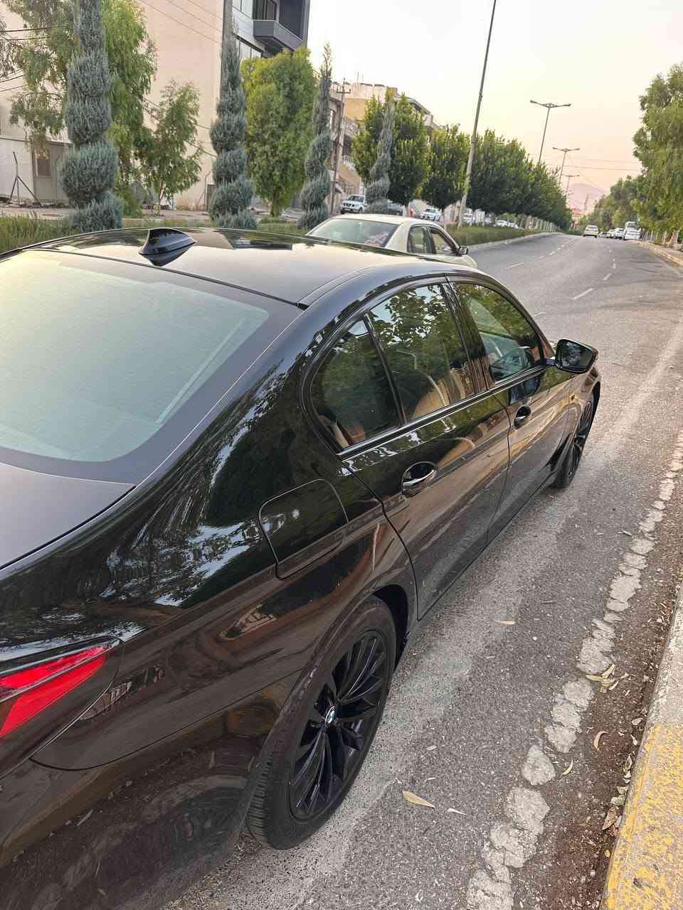 🚗 بۆ تنئۆتۆمبێلێکی بێوێنە لە جوانی و خاوێنیدا 🚗
🔥 BMW 530i - مۆدێل 2018 🔥
ئۆتۆمبێلەکە نموونەیە لە جوانی، سفری شەریکەی (ئەل عروش) بووە. مەسرەفی کاملی تێدا کراوە و بەتەواوی بێ مەسرەفە (یەک دینار مەسرەفی تیا نییە)، ئامادەیە بۆ لێخوڕین.
📌 زانیارییە سەرەکییەکان:
 * مۆدێل: 2018 (سفری شەریکەی ئەل عروش)
 * ڕەنگ: ڕەشی قەتران
 * بزوێنەر: 4 بستۆنی (Twin Turbo) زۆر بەهێز و ئابووری.
 * ڕۆیشتن: 180,222 کیلۆمەتر.
 * بۆیاخ: تەنها ٤ پارچەی لای سەکن بۆیاخە (هەردوو دەرگا و چەمەلەغی پێشەوە و دواوە)، بەبێ ناوگرتن و بێ هیچ کێشەیەک.
 * شێوەی دەرەوە: کیتی (M-Sport)ی لەسەرە، بە ویل و گریلی پێشەوەی ڕەش.
 * لایت: لایتەکانی پشتەوەی گۆڕاوە بۆ مۆدێلی 2022.
✨ مواسەفات و تایبەتمەندییەکان:
 * سڵاید.
 * ناو فۆڕمیکا و کوشن جلد (ڕەنگ قەیسی)، کوشنەکان کارەبایین.
 * ٥ پەردەی بیلاد.
 * شاشەی ئەلیکترۆنی لەگەڵ سیستەمی تەحکوماتی شاشە بە ئیشارەتی دەست (Gesture Control).
 * کامێرای دواوە، ڕادار و حاسەی پێشەوە و دواوە.
 * سوکان ڤۆلیۆم، کروز کۆنترۆڵ (تەحکومی خێرایی) و هەموو تەحکوماتێک لەسەر سوکان.
 * ٤ مۆدی لێخوڕینی جیاواز (Eco, Normal, Sport, Individual).
 * ڕووناکی ناوەوە (Ambient Light) بە چەندین ڕەنگ.
 * سیستەمی ئەپڵ کارپلەی (Apple CarPlay).
 * بەسمەیە و ٣ سویچی بیلادی لەگەڵدایە.
 * سیستەمی Auto Hold و هاندبرێکی کارەبایی.
 * تەبرید مەرکەزی.
 * تابلۆی هەولێرە.
💰 نرخ: 215 و مەجالی تێدایە.
📞 بۆ پەیوەندی کردن:
📱 ***********
📍 شوێن: سلێمانی السليمانية, العراق
