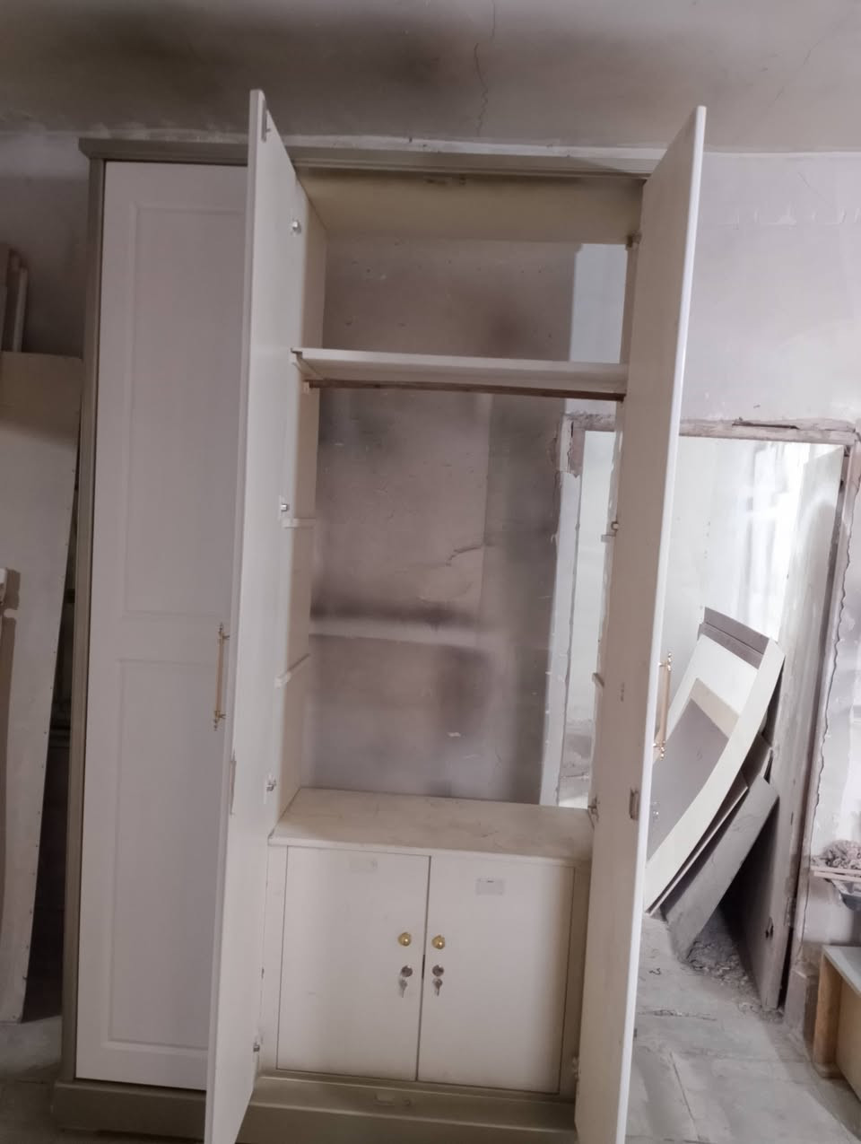 معرض سليم
كنتور كويتي 3 باب عرض متره وربع رتفاع مترين و40سم 
السعر ,300 
***********
