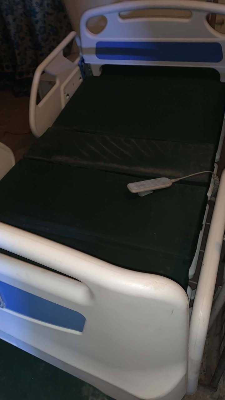 متوفر سرير مريض متحرك من خلال ريمونت 
ثلاث حركات 
نظيف جدا مستخدم فتره جدا قصيره
للاستفسار (واتساب)اكثر اتصل على الرقم
***********
***********
