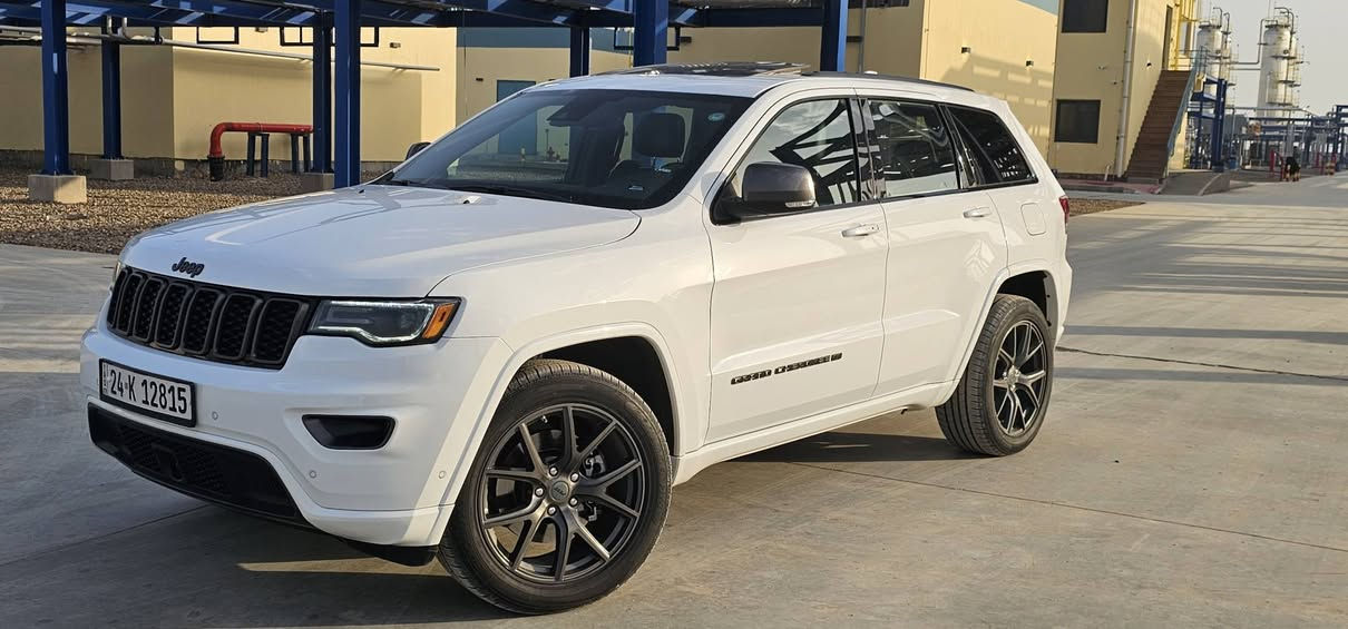 � جيب گراند شيروكي 2021 –Th  Anniversary (الثمانينية)
⭐ أعلى  مواصفات | أبو الرادار فول 

▪️ كلين تايتل ✔️ وارد كندي
▪️ بدون أي ضرر / حادث / غرق
▪️ رقم شمالي (تحويل ملكية أو وكالة حسب الرغبة)
▪️ كفالة عامة 

🔹 المواصفات:
▫️ اللون: أبيض
▫️ المحرك: 6 سلندر 3600
▫️ نظام دفع رباعي 4×4
▫️ رادار أمامي تفاعلي للتصادم
▫️ رادار مسار متعدد الإيعازات
▫️ حساسات جانبية + نقاط عمياء
▫️ حساسات أمامية وخلفية أصلية
▫️ كاميرا خلفية دوّارة
▫️ لايتات زينون عالي وواطي أصلية
▫️ كشافات LED قوية مع DRL
▫️ بصمة أبواب وتشغيل + تشغيل عن بُعد (بصمتين)
▫️ إشارات بالمرايا الجانبية
▫️ باب جنطة كهربائي 

🔹 الداخلية والراحة:
▫️ داخل جلد أسود
▫️ سقف بانوراما طكتين
▫️ سماعات Alpine الأصلية
▫️ تحكم كهربائي كامل بالمقاعد الأمامية
▫️ ذاكرة كرسي السائق (وضعيتين)
▫️ تبريد وتدفئة للمقاعد الأمامية
▫️ تدفئة للمقاعد الخلفية
▫️ شاشة داشبورد كبيرة متعددة الوظائف
▫️ مقود كهربائي رياضي مع شفتات ستيرن
▫️ تحكم ستيرن جهتين
▫️ أوتو هولد + أوتو بارك
▫️ وضعيات قيادة متعددة (ماوس) 

🔹 الإطارات والشكل:
▫️ ويل 20 بلاك توب أصلي
▫️ طقم تايرات جديد 2024 

📄 سنوية جديدة بإسمي لغاية 2030
📄 هزة جديدة
✨ السيارة أحلى من الصور، نظيفة جداً وجديدة كلش 
للاستفسار عن السعر أو تفاصيل أكثر الاتصال على الرقم يوجد واتساب 
📞 ***********
