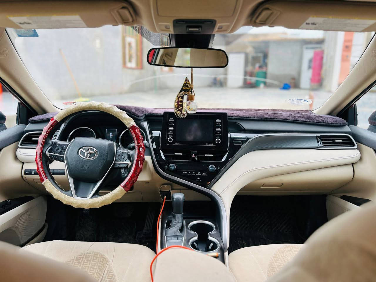 السلام عليكم كامري للبيع موديل 23 حره رقم كركوك سنويه لنهايه 31 وهزه جديده ماشيه 40 شرط  التحويل السياره كلين قطره صبق ما بيها مكفوله كفاله عامه ماعدا بارد شويه بل چاملغ شبر رادار امامي وجانبي  داخل لونين السياره حلوه حيل مكان السياره قريه المسحگ السعر 187 وبيها مجال الشراي يتصل ***********
