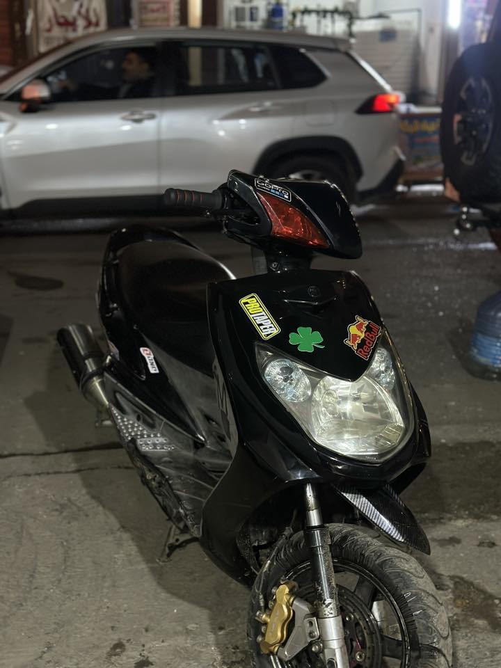 يالله السلام عليكم .. سكنس فحل للبيع مزود .. الدراجة مزودة خير من الله بيهة شلعة ومعدل تشك الكاع الدراجة بيهة مكينة رياضي بوشة ٥٩ وكور ابو الرتب كام شفت رياضي كرنك رياضي بيهة سلف رياضي اصلي توبو بيهة صدر dy اصلي فلنجة ncy اصلية وفج توكسو اصلي مال بطح بيهة قبق كلجات كوسو صالنصة رياضي ( مو الموجودة بالصورة )قبق فلاوين رياضي كرزي  قاعدة رقم توبو اصلي عضمة سكليتر كوسو كلجات رياضي اصلية جاية من الخارج بيهة الدراجة نكرة كل وقت و واضحة بالفيديو المكينة ناعمة بالنسبة لدراجة رياضي تجي تجربهة اذا ماتطير بيك لاتشتريهة الدراجة نقصهة فقط بجم غير نقص مابيهة والدراجة على ايد وحدة ومداريهة بانزين محسن ودهن كل اسبوع يتبدل اي استفسار خاص او على الرقم *********** مكاني بغداد الاعظمية انشالله ماقصر وية احد .
