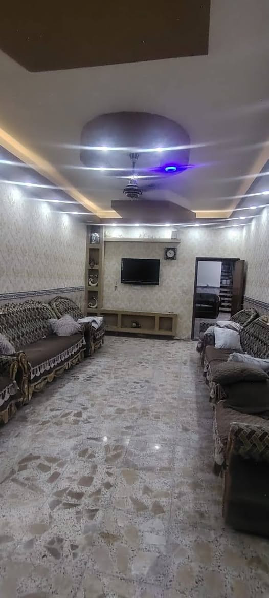 للبيع منزل مميز في بغداد – الكمالية / شارع 70
📍 الموقع: الكمالية – شارع 70، قرب مدرسة المعارف.
🏡 المساحة: 288 م².
مواصفات المنزل:
طابقان.
واجهة 3.5 متر، والنزال 96 متر.
درج خارجي ودرج داخلي.
حديقة خلفية مربعة.
كراج كبير.
الطابق الأرضي:
غرفتا نوم.
صالة.
غرفة استقبال.
مطبخ.
حمام.
تواليت.
مخزن.
الطابق الثاني:
3 غرف نوم.
مطبخ.
حمام.
سطحان.
منزل واسع بموقع مميز وقريب من المدارس والخدمات، مناسب للسكن العائلي أو للاستثمار.
📞 للتواصل والاستفسار: ***********. بغداد, العراق
