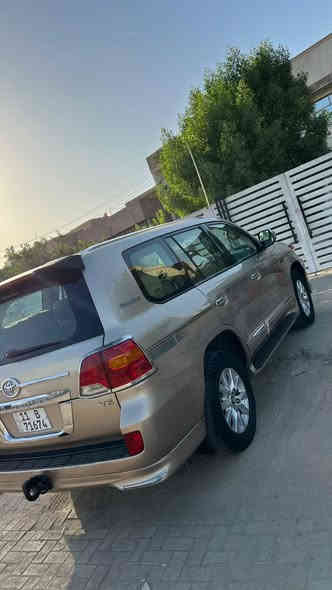 للبيع لاندكروز 
موديل  2008 
مكينه  6  سلندر  4000
رقم بغداد الدولي ب اسمي السنوية 
لون ذهبي 
كفالة عامه من الضربة 
بيها كلير بالبنيد فقط 
ماشية 188000 KM
السعر 238 $ بيها مجال قليل
العنوان بغداد البلديات
للاتصال ***********
