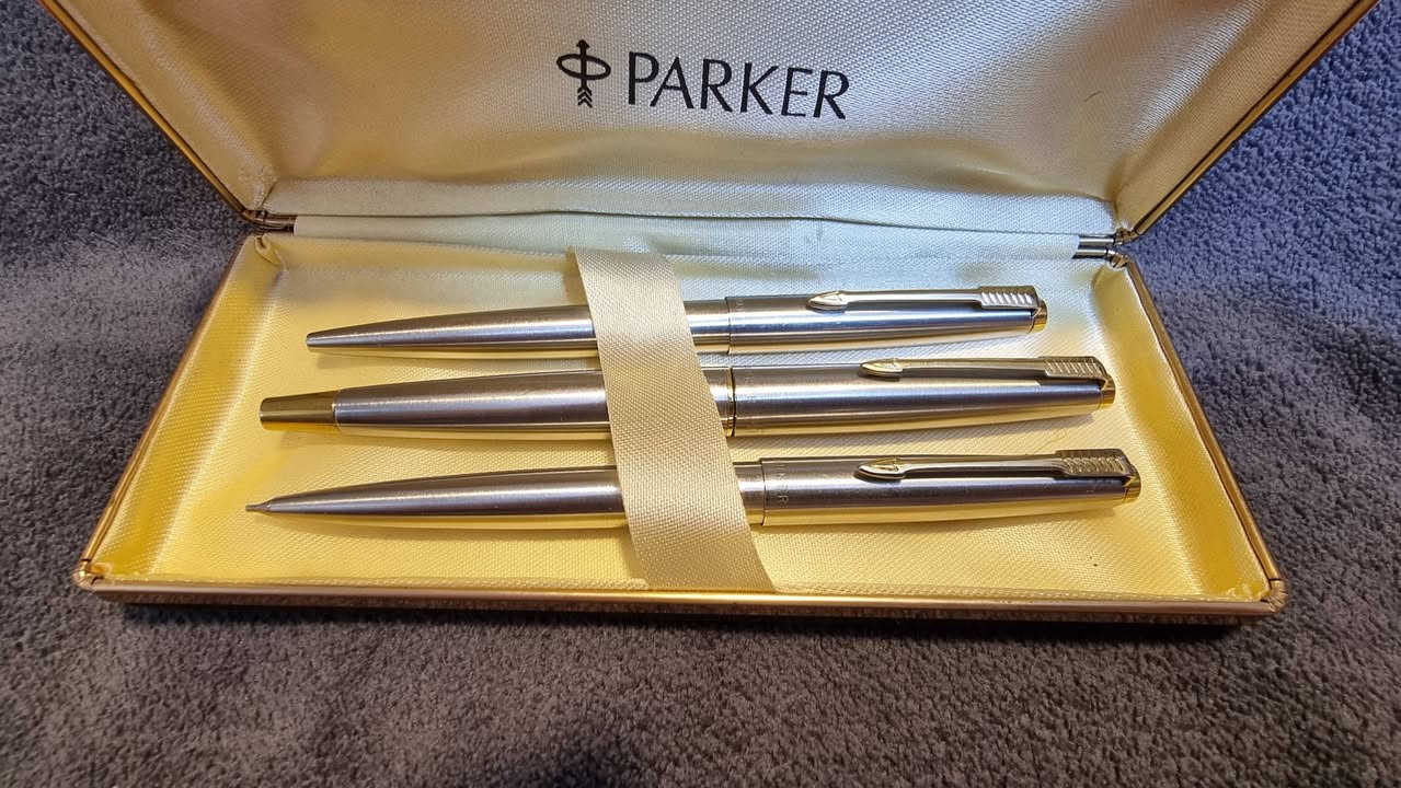 تحية طيبة   ،،،
#سيت_اقلام_باركر_ثلاثي 45 PARKER 
             الصنع : امريكي #اصلي  ، MADE IN USA  ، 
             مستخدم  ، إنتاج #قديم  ، بالعلبة #الأصلية  ، 
               سلاية مصنوعة من الذهب عيار 14K  ، 
       حبر + جاف + رصاص  / مصنوع من الستانلس ستيل، 
السعر : 135 الف ، 
يوجد توصيل  .


**إذا كنت صاحب هذا الإعلان وتريد حذفه لأي سبب، رجاءا أرسل رسالة إلى الدعم الفني**