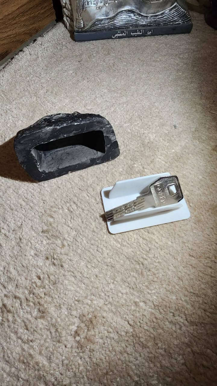 حجر ذو مخبئ سري 
للمفتاح أو الفلاش أو أي شي صغير 
وزن ثقيل _ جودة عاليه 
السعر ١٠ الف فقط


**إذا كنت صاحب هذا الإعلان وتريد حذفه لأي سبب، رجاءا أرسل رسالة إلى الدعم الفني**