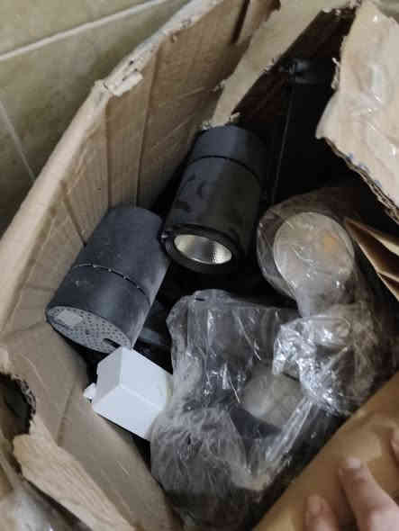 للبيع   (تراگ لايت)مستخدم القطعة ب5
 تقريبا 100 قطعة تريدهن شلعة وحدة او قسم منهن 
يستخدم في المحلات و المطاعم 
الكافيهات والمطابخ الكبيرة والحدائق .
للاستفسار الاتصال على الرقم ‏‪***********‬‏
