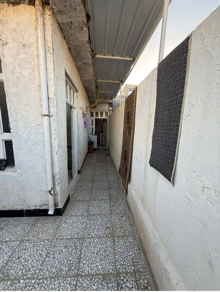 للبيع 115 متر كونكريت مسلح بيت نضيف غرفة وصاله ومطبخ وصحيات بحي الرحمة قرب السوق ***********
