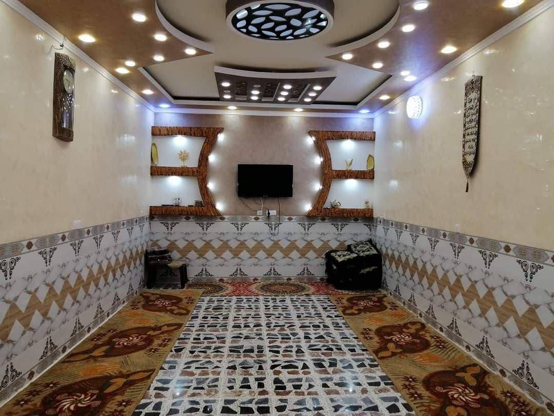 متاح دار المساحه 375 متر البناء متكون من استقبال وصاله 3 غرف + صحيات خارجي +صحيات داخلي المساحه الكولي 1700 متر المكان التاجي الرافدين مقابيل ام العضام قرب قائم مقام التاجي الاستفسار على الرقم التالي ***********
