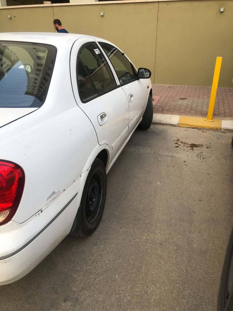 نیسان سەنی مۆدیل 2004تەبرید و پاوەر ڕەنگی سپی تۆماتیک پیشتر تەکسیە بووە بە س بیلاد سپی بووە ایشاش سپی کامل بۆیاخ چەمەلخ و بۆنیدیکی ڕەشە لوتی چەلخیکی پیوەیەتی بەس کەمە چوارتایەی لۆک مەرجی توندوتۆڵی تازە ناوڕەش بوە کراوە بەناوزەرد ڕەقەم سلیمانی ساڵیکی ماوە  بەسەرچی جایزە ماڵی خۆمانە مەعرەزنیە وەکالەتی  بەناو خۆمە،بەس فرۆشتن *********** \75گەڵاو مەعمەلە فرۆشتنی خیرا ناونیشان شارەزور حلبجة, السليمانية
