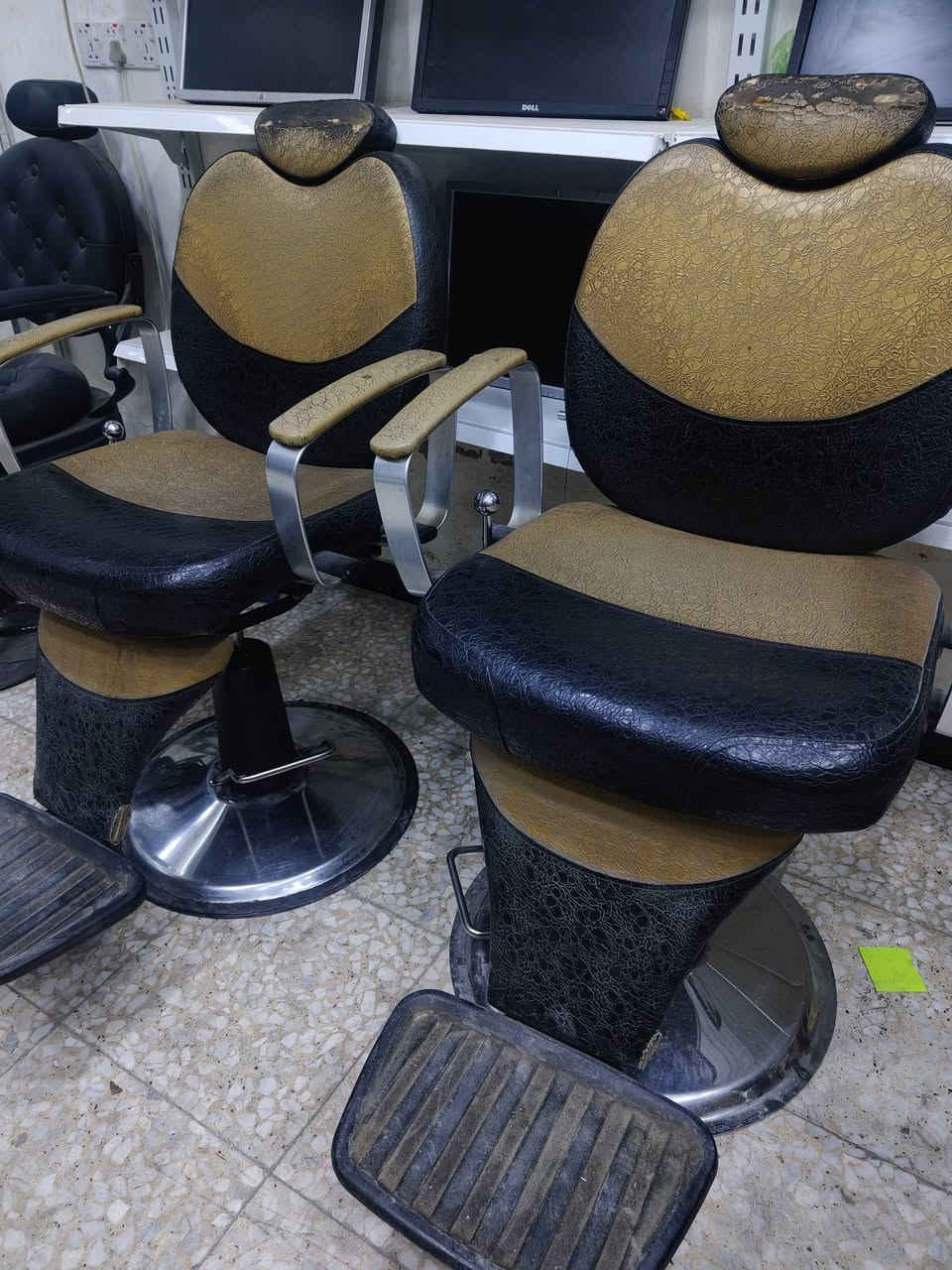سكمليات حلاقة عدد٢
شغالات جكاتهن والنظافة كدام عينك 
العنوان بغداد شهداء البياع 
***********
