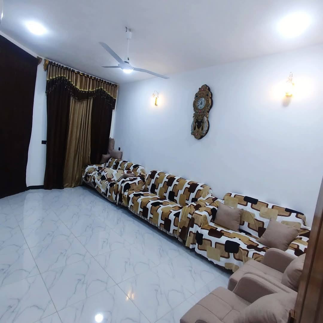 سلام عليكم
بيت عرصات حيدر بن حجي هندي حولي الخصيمه سند ٢٥ 
قرب شارع أبو لما الرئيسي بناء البيت مسلح كونكريت من الساس لسقف البيت كامل أي نقص مابي بنا حديث 
يتكون من استقبال صاله مطبخ حار بارد غرفه نوم عدد واحده صحيات داخلية وخارجية 
المساحة 120متر 
سعره البيت خاص أو الاتصال عل رقم ***********
