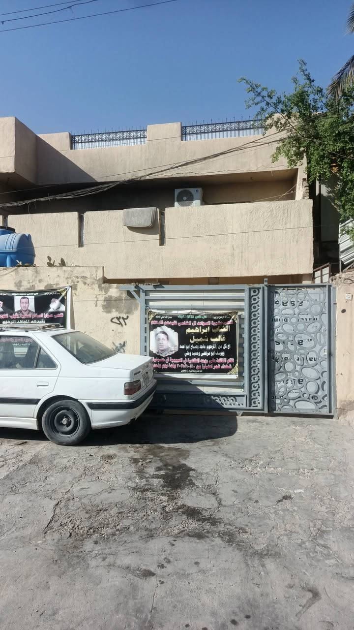 للبيع دار ملك صرف ٣٠٠ متر
الموقع بين مركز شرطة الحبيبية ومطعم وليد ابو الكص الفرع العريض تقع على شارعين من الامام شارع ١٥ متر ومن الخلف شارع ٦ متر 
طابقين مسلح بناء عام ١٩٨٠ 
يحتوي على استقبال و6 غرف نوم+ هولين + مطبخ  وبيتونه 
السعر ٧٠٠ مليون  للاستفسار ***********
