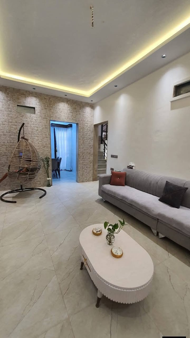 🏡 دار للبيع – فرصة مميزة
دار للبيع في بداية مزارع زبونه، مقابل حي الفلاح الثانية
📍 المدخل المقابل لمحطة تعبئة المنهل.
🔹 مساحة الدار: 176 متر
🔹 الوضع: ركن، طابق ونصف، بناء حديث
🔹 واجهة الدار: 12 متر
🔹 الاتجاه: شروق تام + شمال
🔹 الخدمات: ماء، كهرباء، تبليط كامل
📄 السند:
سند بستان زراعي نموذج (25)
معاملة البلدية مسلّمة ويوجد كرت بلدية.
🧱 تفاصيل البناء:
الطابق الأول:
كراج 🚗
استقبال
هول داخلي
غرف نوم عدد (2)
مطبخ
صحيات
مناور إنارة
الطابق الثاني:
هول موزّع
غرف نوم عدد (2)
سطح ناصي وعالي
📞 للاستفسار الاتصال على:
***********
***********
📍 أو زيارة موقع المكتب الكائن في:
حي البكر – سايدين كنيسة تايتنك – مقابل مرطبات الصفار
