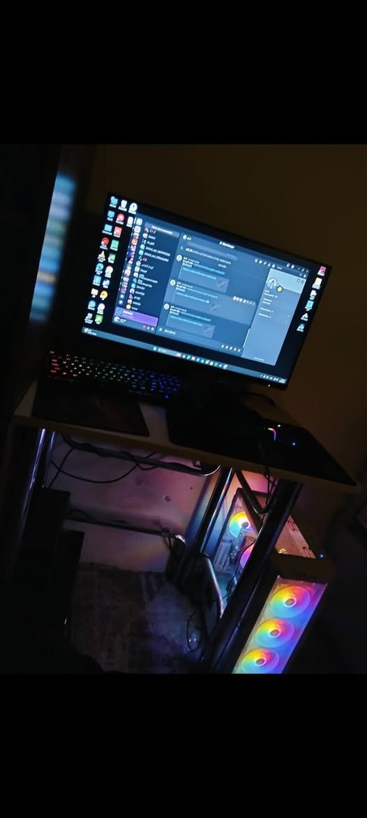 السلام عليكم ... تجميعة PC GAMING
مستعملة شي بسيط كلش نضيفة 
المواصفات :
المعالج corei5 الجيل 13 
كارت الشاشة RTX 3070   3 fan 
الرام 16G × 2 (32G) RGB ddr5
مجهز قدرة   PSU 850w deep cool gold
تبريد المعالج هوائي لان ميحتاج اكثر من هيج  
هارد  m.2 1TB
شاشة aoc حجم 27 دقة 1080 165هرتز
ماوس كلوريس+كيبورد حجم 60 من ريد داركون 
مذربورد gigabytr B760 DS3H AX wif
يوبي اس 2600v بحالة جيدة
مكاني بغداد الشعب متواجد فقط وتساب ***********
سعر 1350
