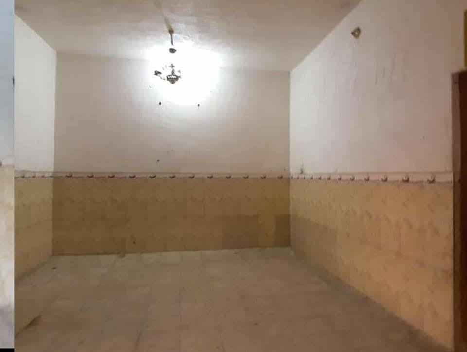 يوجد دار للايجار في كنطرة السلام شارع المدرسي المساحه ١١٥ متر قريب اللولايه يحتوي على غرفه وصاله واستقبال ومطبخ والمجموعه الصحيه خدمات كامله يحتوي على سنك وسخان ماء وماطور ماء وخط مولد مدارس قريبه سوك خط سيارات للولايه النفر ٥٠٠ 
للاستفسار *********** 
***********
