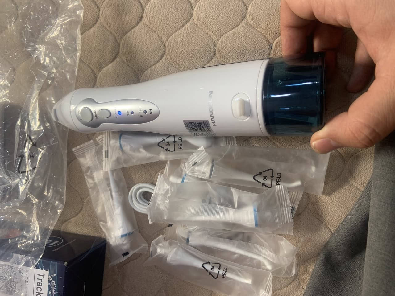 هذا الجهاز هو خيط الأسنان المائي (Water Flosser) من العلامة التجارية Hangsun، وهو أداة محمولة مصممة للعناية بصحة الفم والأسنان. يعمل الجهاز بتقنية ضخ الماء بضغط عالٍ لتنظيف الأماكن الضيقة التي يصعب على فرشاة الأسنان التقليدية الوصول إليها، مما يساعد في إزالة بقايا الطعام والترسبات بفعالية. يساعد في الوقاية من تسوس الأسنان والحفاظ على لثة صحية مثالي لمن لديهم تقويم أسنان، جسور، أو تيجان، حيث ينظف حولها بلطف ودون ضرر.يساهم في تقليل جيوب اللثة وإزالة رائحة الفم الكريهةالناتجة عن بقايا الطعام. السعر ١٥ الف


**إذا كنت صاحب هذا الإعلان وتريد حذفه لأي سبب، رجاءا أرسل رسالة إلى الدعم الفني**