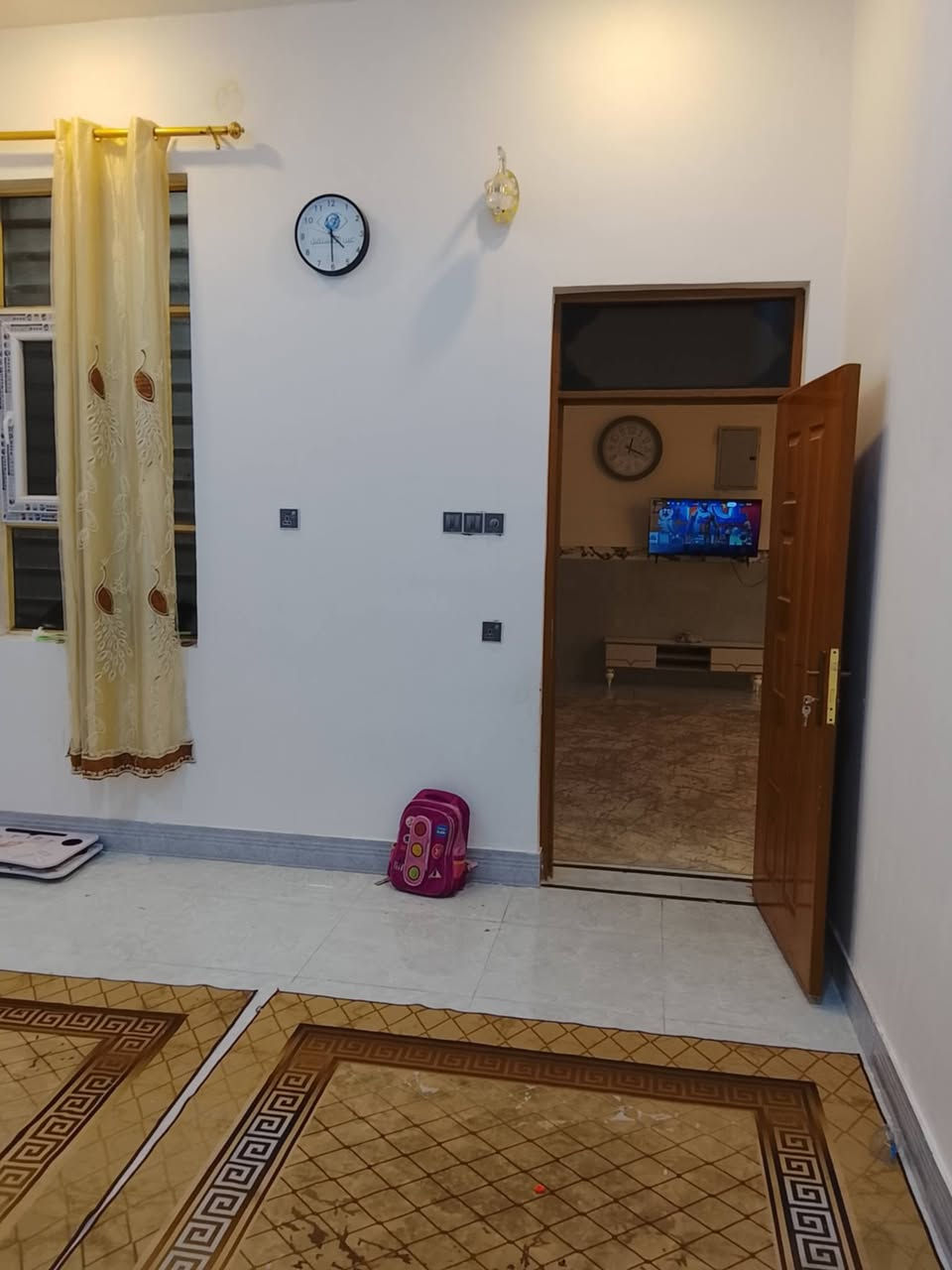 بسم الله الرحمن الرحيم 
عقارات ابو مصطفى العبودي 
دار للبيع حي العسكري منطقة ل 4000 مقابل اسواق #ادم 
#المساحه 200متر
 طابق واحد بناء جديد 2026 مال چناي
يحتوي ع غرفه نوم عدد 2 صاله استقبال مطبخ صحيات داخليه وخارجيه حديقه طارمه 
بناء درجة اولى مال جناي 
للستفسار مراجعه عقارات ابو مصطفى العبودي 
#موقع المكتب حي المكرمه شارع الطاقه بجانب مطعم سيد سعد 
*********** مصطفى العبودي
