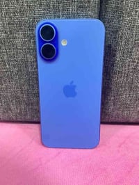 ايفون 16  ذاكره 256  ١٥ يوم من مفتوح من الكارتون مشحون ٢٥ مره تواصل وا...