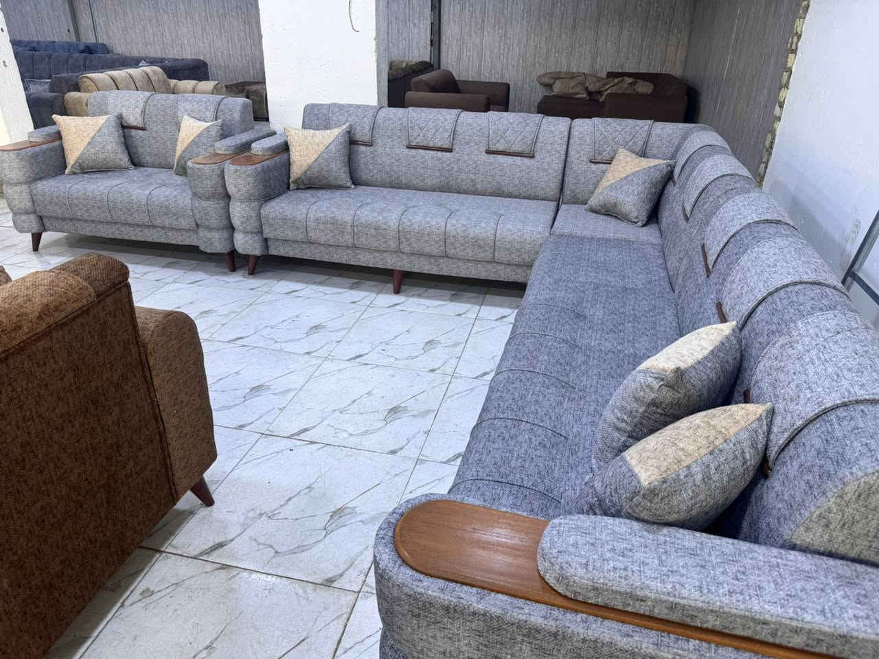 من رخصة ألادمن تخم ديوان عدد ٢ كورنر بيه ٢ قنفه مفصوله ثنائيه
تفصال..درجه اولى شرط الفحص
الداخل خشب بلوك اسود كله سمك ١٦ الثقيل
سفنج مضغوط مميز أول وتجي فوكاها طبقه دللوب طبي قماش كتان ناعم بيه نقشه نازكه.. ابو الطبله قياس ١٤ متر ونص ٢٠ مقعد استفسار *********** متوفر واتساب
