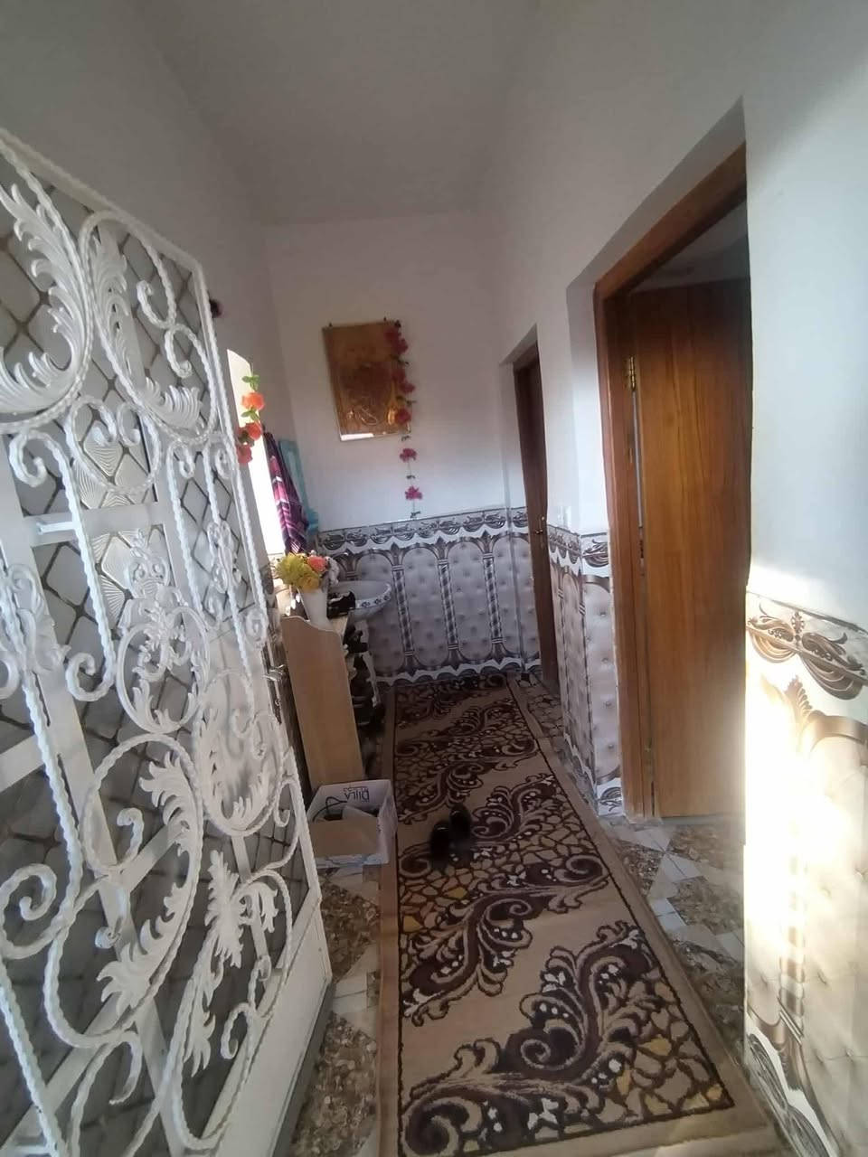 بيت للبيع طابو 
 مساحة البيت 250متر مع قطعة ارض 250متر 
طابقين طابق الارضي مكون من هول+ديوانيه +غرفه +صحيات+مطبخ 
طابق الثاني مكون من غرفتين +صحيات
حديثه منطقة الوسطه قرب جامع القدوس 
رقم الهاتف ***********
