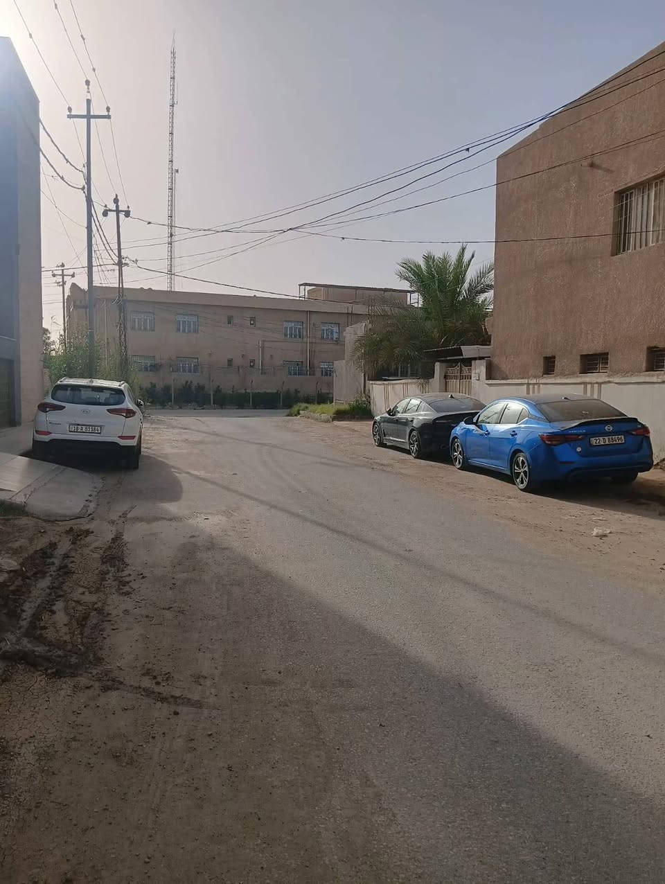 ................ بيت للبيع.............طابو صرف...... ركن على شارعين عرض الشارع ١٢ متر 
العنوان// حي الأمير فرع الأتصالات بناء قديم صالح للسكن ويمكن ان يستغل مدرسة أو روضة اهلية أو مكاتب تجارية 
المساحة // ٦٥٨ متر...... للاستفسار الاتصال بالأرقام الموجودة ***********/*********** يوجد واتساب
