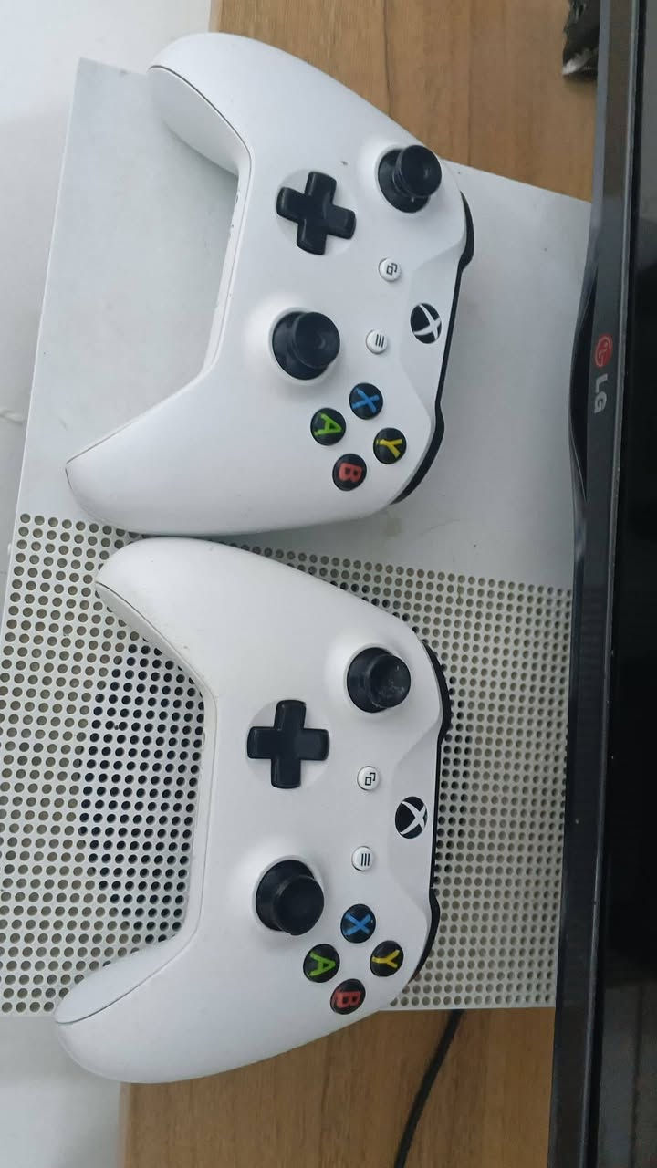 للبيع 🎮+مراوس فور  مكاني بصره 
جهاز اكس بوكس وان اس 

الذاكرة: 500+هارد خاري500 
اللون: أبيض 🤍

حالة الجهاز: نظيف جداً، استخدام خفيف وبدون أي مشاكل، شغال 100% 🔥
الأداء ممتاز ويشتغل بكل سلاسة

المرفقات: يد تحكم 2

السعر: مناسب وقابل للنقاش

للتواصل خاص 📩
عنوان البصره 
⸻***********
