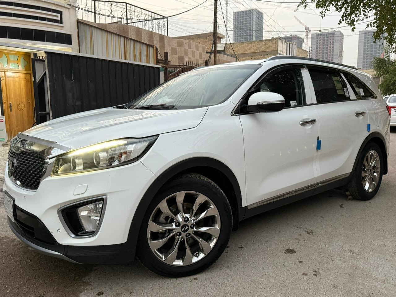 سلام عليكم سورينتو موديل 2016
للبيع او للمراوس بسيارة ناصية 
السيارة خليجية مكفولة كفالة عامة✅
السياره فول مواصفات 7 راكب 
محرك 4 سلندر 
السيارة ماشية 122 كيلو حقيقي 
السيارة بحالة الوكالة 
السعر 195 بيها مجال حك الجية 
 مكان السياره بغداد الزعفرانية 
متواجد فقط واتساب او اتصال 
***********
