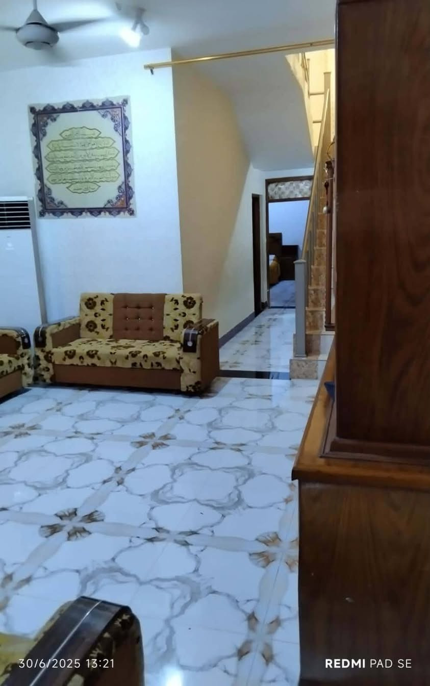 السلام عليكم دار للبيع بللشهداء المساحة ١٥٦ طابقين كامل فول ( بيع او مراوس حسب الاتفاق ) اتصل على الرقم ***********
