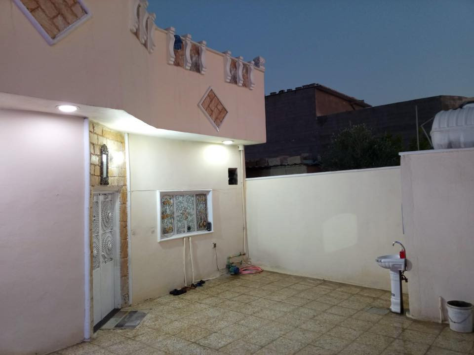 سلام عليكم بيت مساحه 200متر بحي فدك قرب الافران مال فدك بي غرفتين نوم و
صاله ومطبخ واستقبال ومنور وترك  صحيات داخليه وخارجيه بيت صب مسلح
 كامل مطبك ارضيه وجدران والتطبيك
 نضيف الكراج مالته خير من الله جبير  مسجل بل امانه ومشمول بل تطويب بي قصاصه ورقم همين باسمي مكان البيت المشتل حي فدك قرب الافران صمون فدك سعر 65وبي مجال الرقم ***********الرقم بي واتساب شارع مالته عريض وخير من الله المنطقه خدمات كامله مي مجاري كهرباء خطين حته سحب مولد متحتاج
