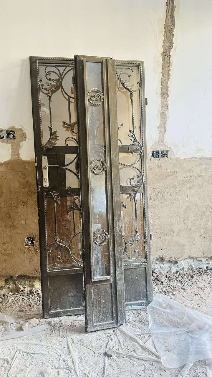 ابواب حديد عدد ٢ للبيع وباب pvc مع درج حديد للبيع *********** مكاني بغداد الدوره
